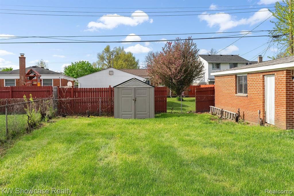 10641 N OAK Drive, Ferndale, MI 48220 — Photo 36