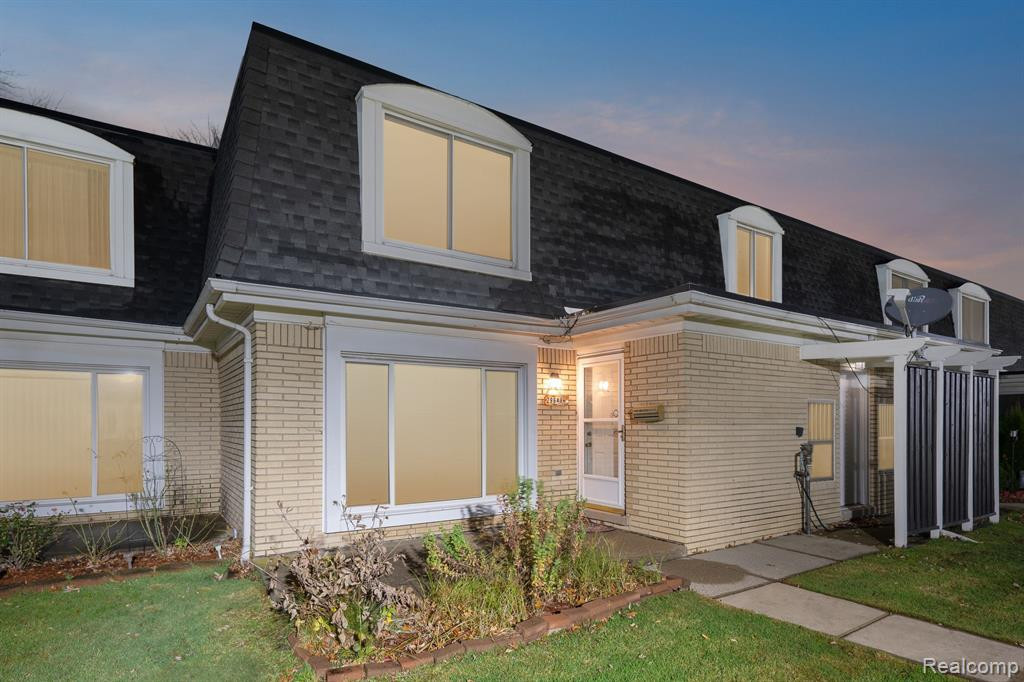 29648 CITY CENTER Drive, 4, Warren, MI 48093 — front exterior