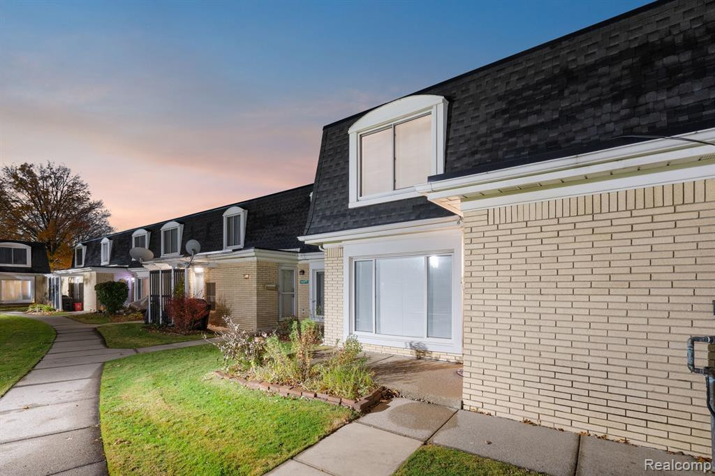 29648 CITY CENTER Drive, 4, Warren, MI 48093 — Photo 3