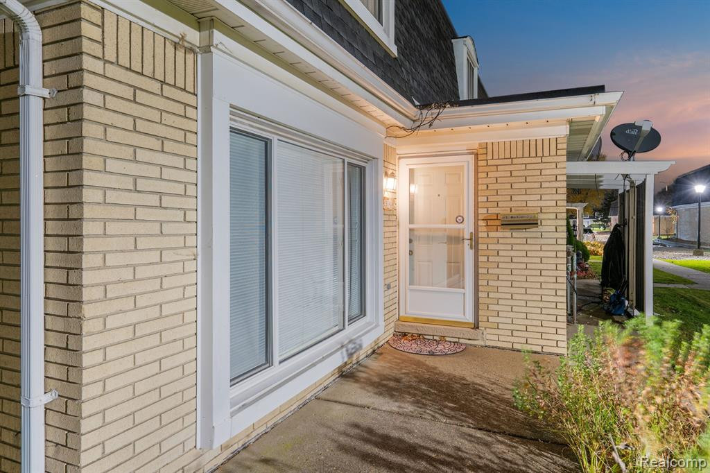 29648 CITY CENTER Drive, 4, Warren, MI 48093 — Photo 4
