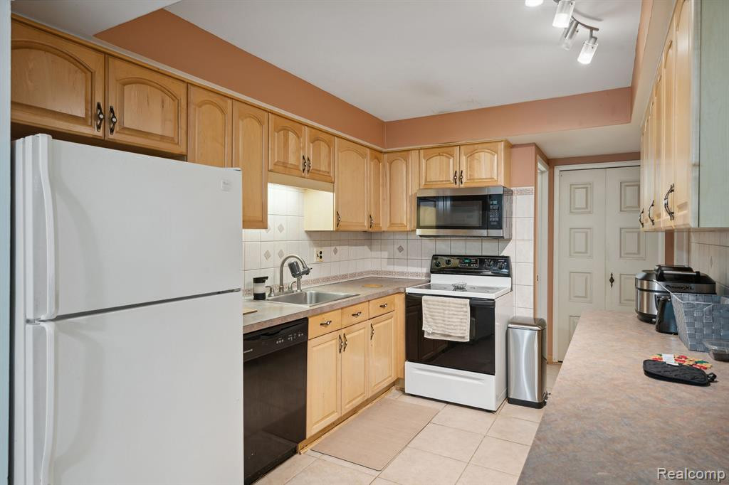 29648 CITY CENTER Drive, 4, Warren, MI 48093 — Photo 14