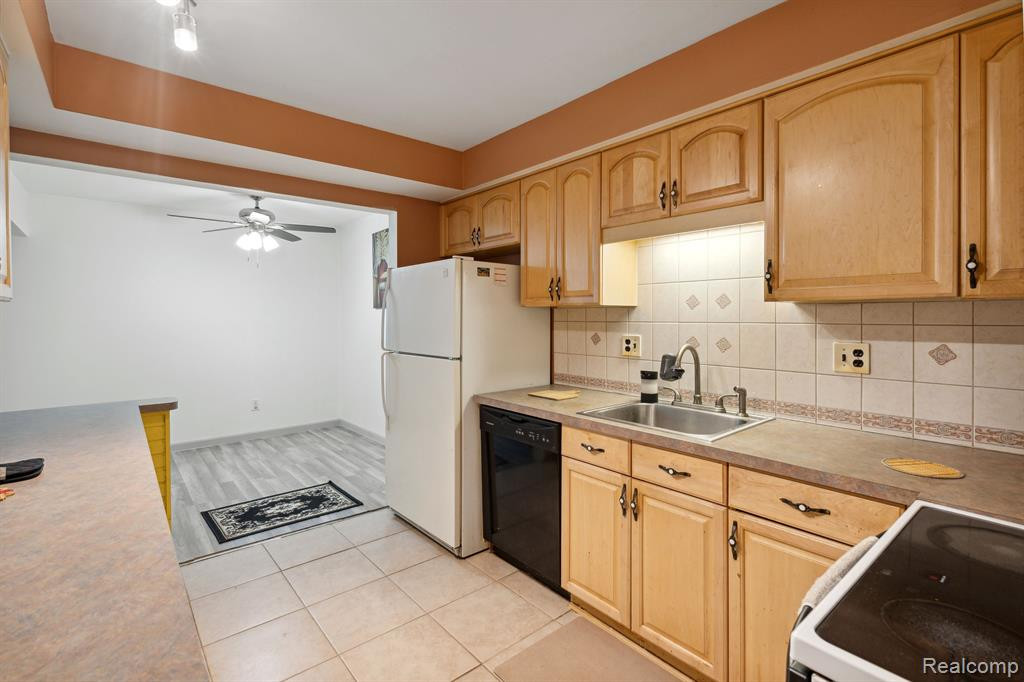 29648 CITY CENTER Drive, 4, Warren, MI 48093 — Photo 15