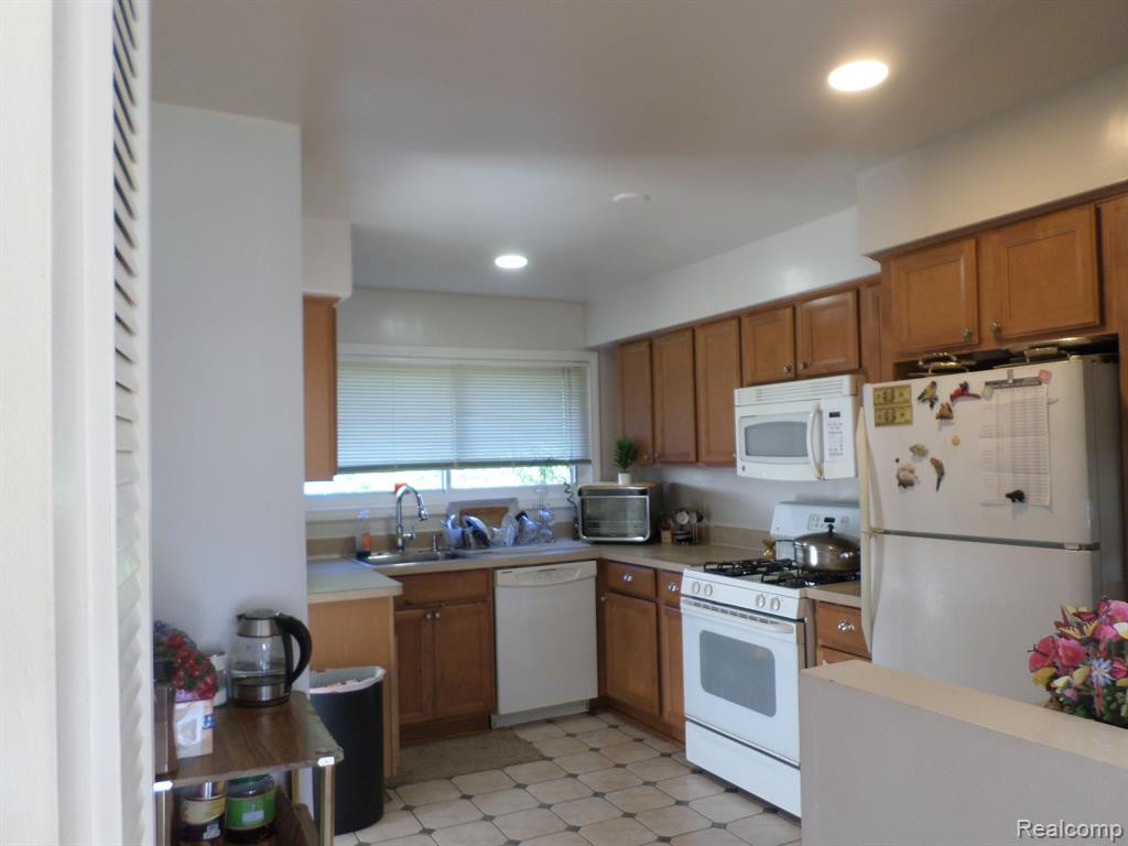 8386 COLONIAL Street, Dearborn Heights, MI 48127 — Photo 8