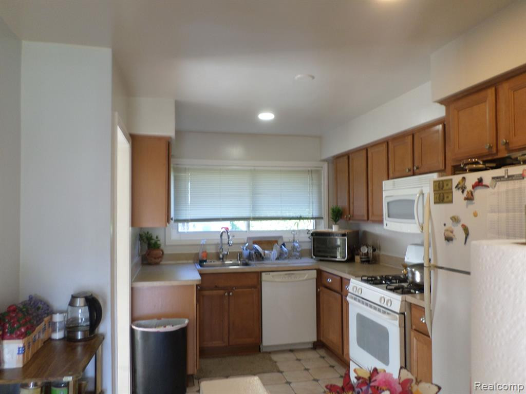 8386 COLONIAL Street, Dearborn Heights, MI 48127 — Photo 9