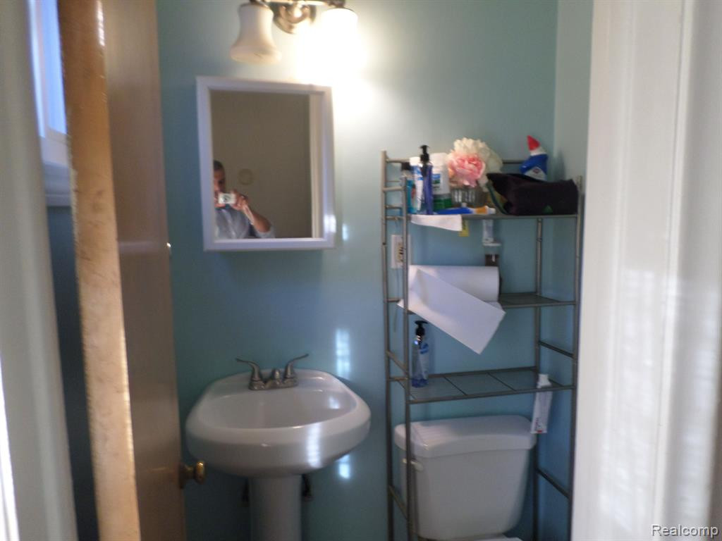 8386 COLONIAL Street, Dearborn Heights, MI 48127 — Photo 22
