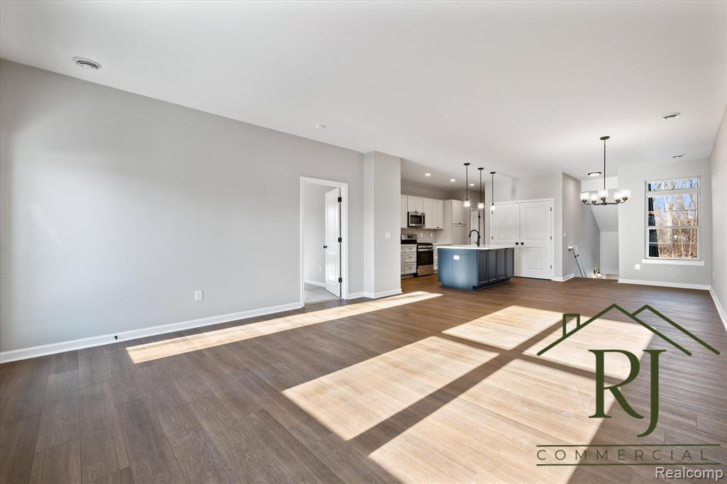 606 POINTE Drive, 268, Walled Lake, MI 48390 — Photo 2