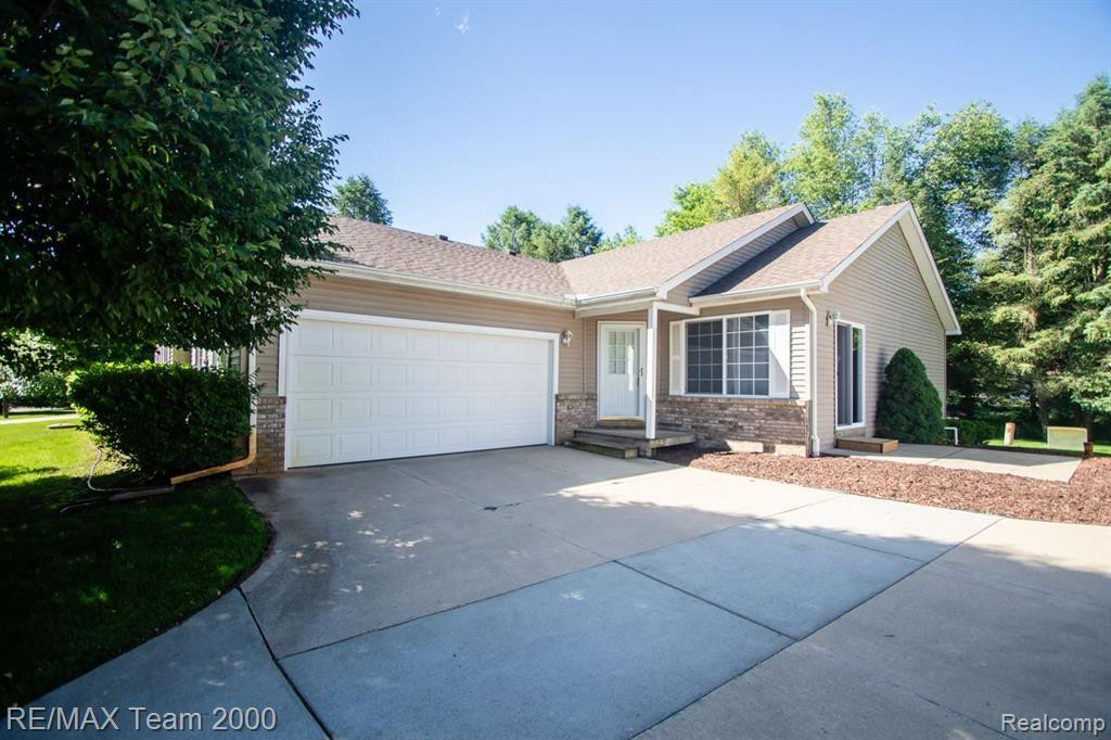 8890 REDSTONE Drive, Pinckney, MI 48169 — front exterior