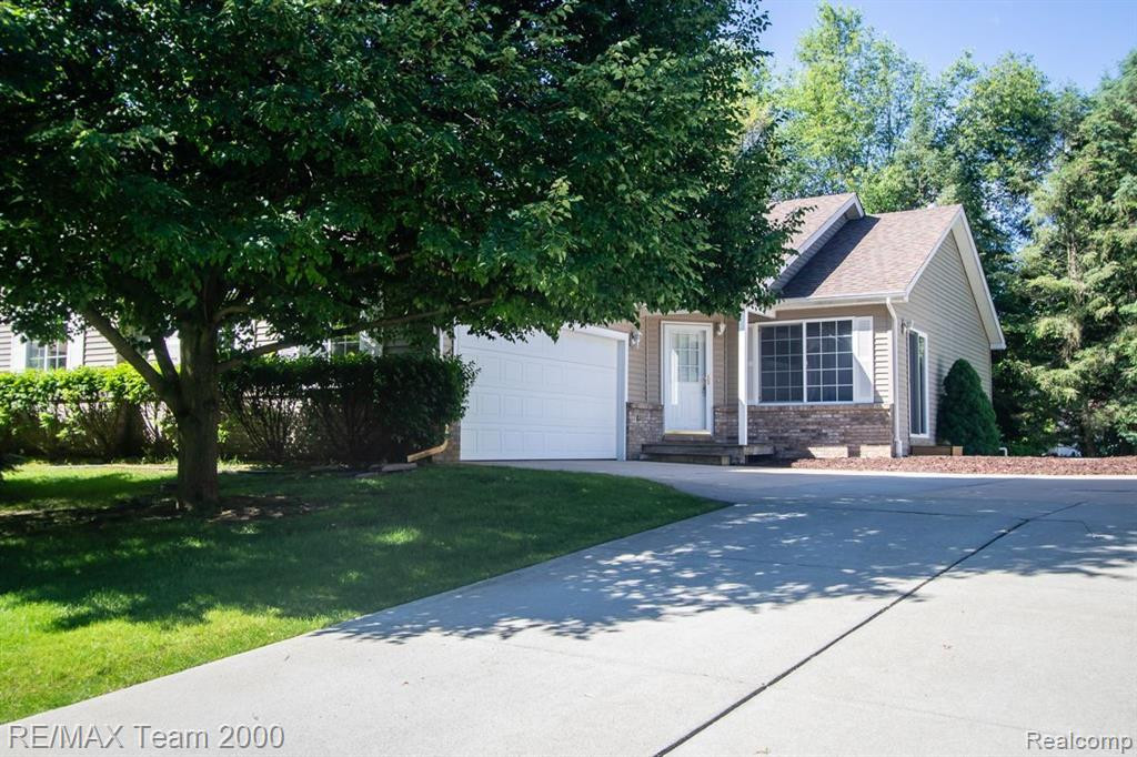 8890 REDSTONE Drive, Pinckney, MI 48169 — Photo 2