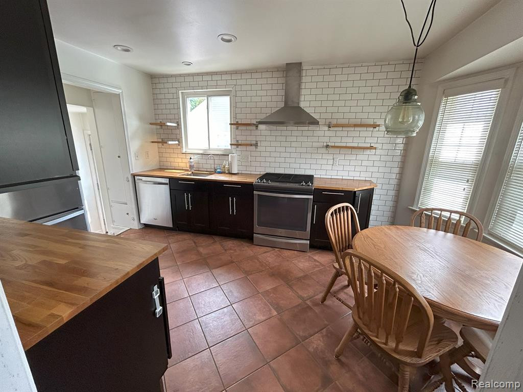 828 FARMDALE Street, Ferndale, MI 48220 — Photo 2