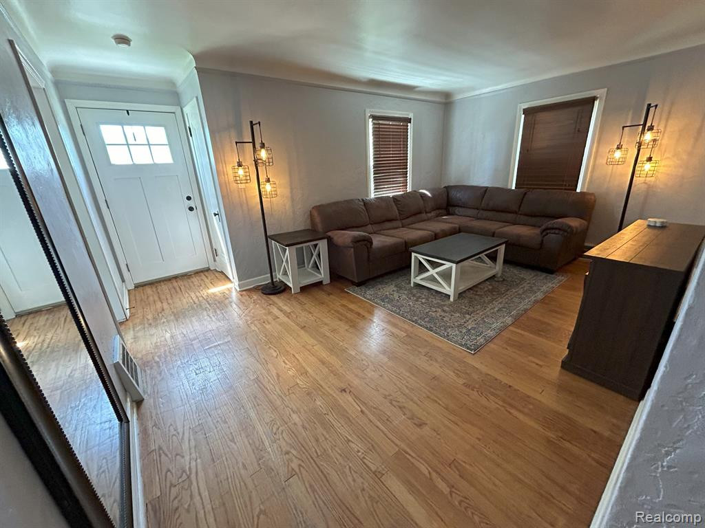 828 FARMDALE Street, Ferndale, MI 48220 — Photo 4