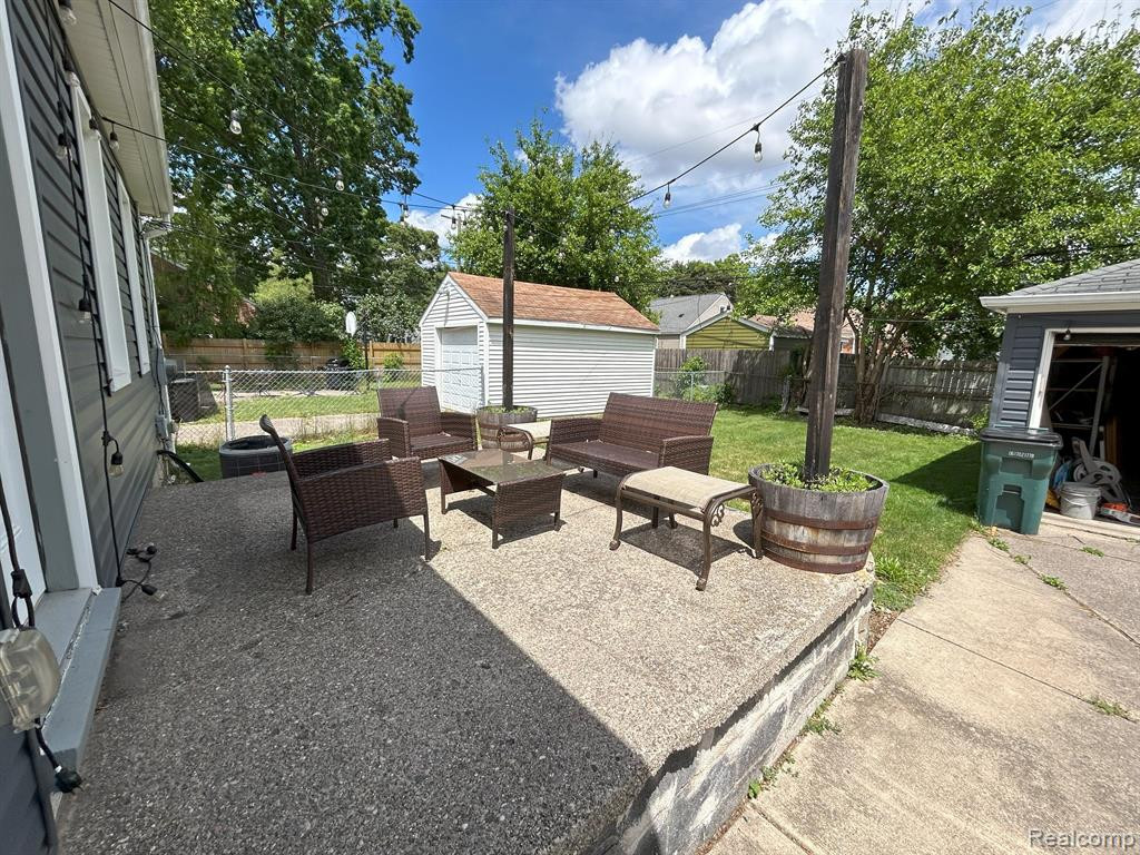 828 FARMDALE Street, Ferndale, MI 48220 — Photo 12