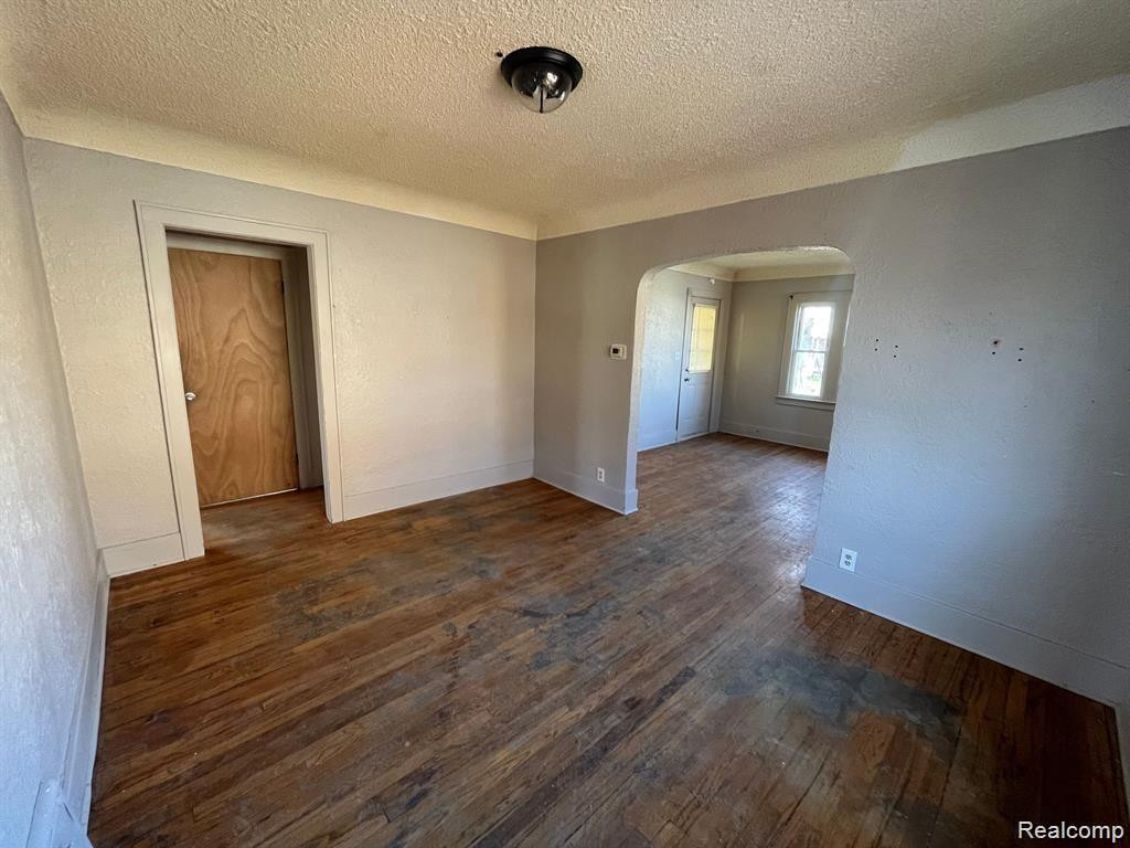 925 BARRIE Avenue, Flint, MI 48507 — Photo 4