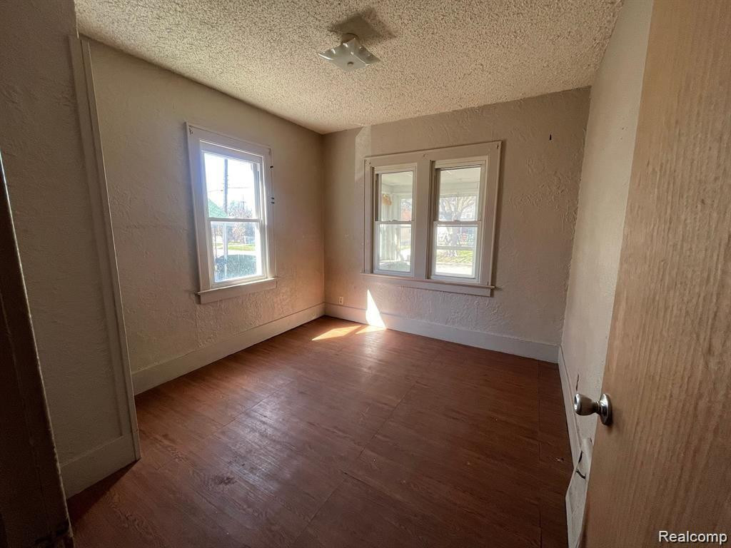 925 BARRIE Avenue, Flint, MI 48507 — Photo 5