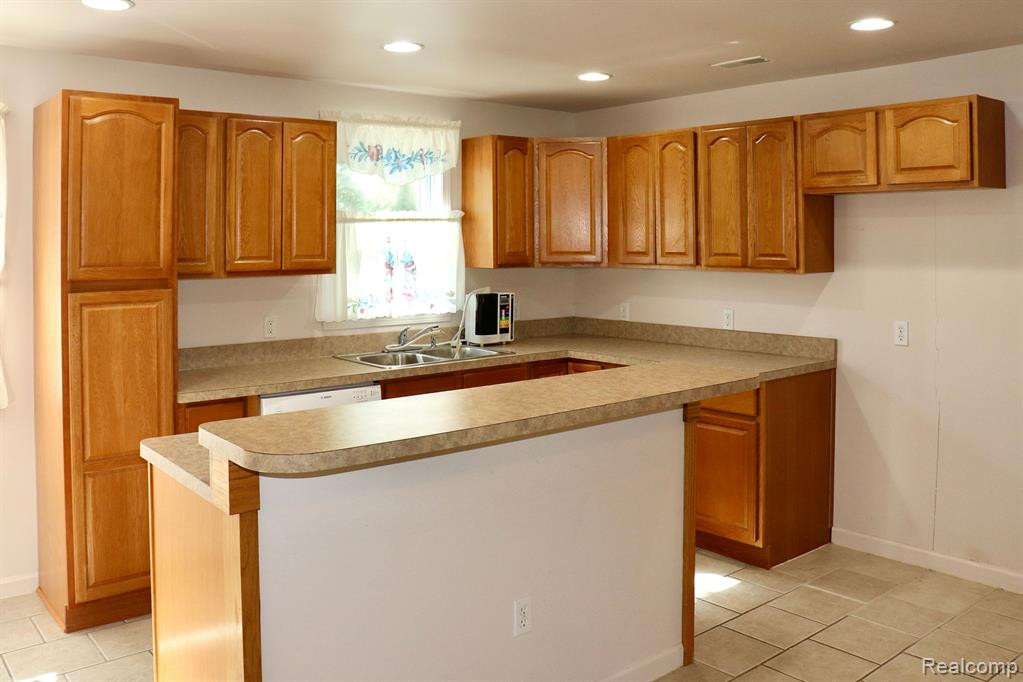 5075 N LINDEN Road, Flint, MI 48504 — Photo 2