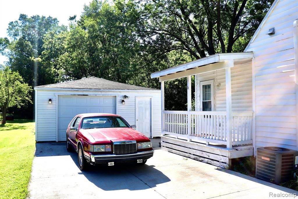 5075 N LINDEN Road, Flint, MI 48504 — Photo 17