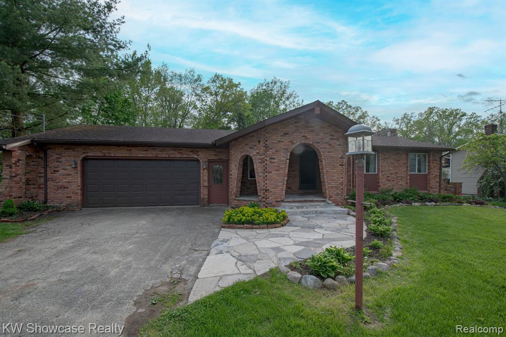 9847 BLOOMHILL Drive, Holly, MI 48442 — front exterior