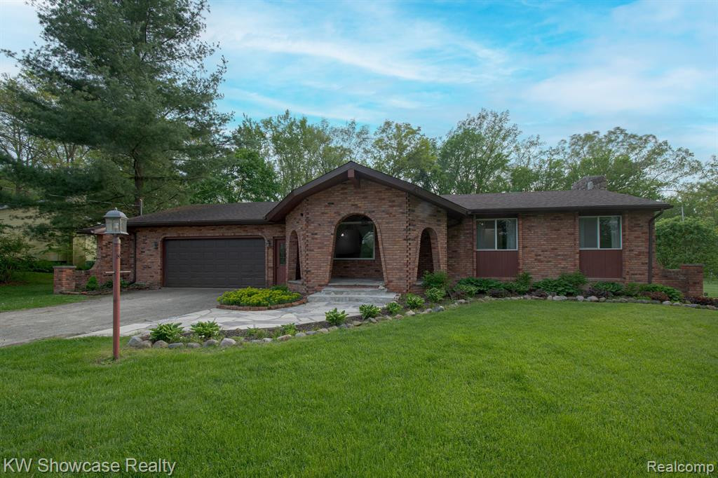 9847 BLOOMHILL Drive, Holly, MI 48442 — Photo 2