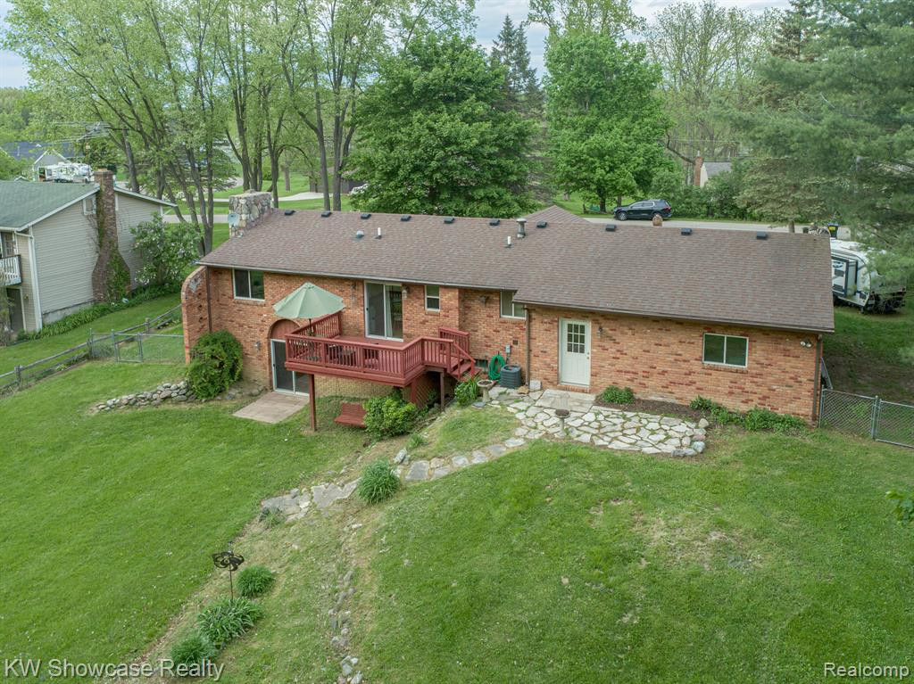 9847 BLOOMHILL Drive, Holly, MI 48442 — Photo 6