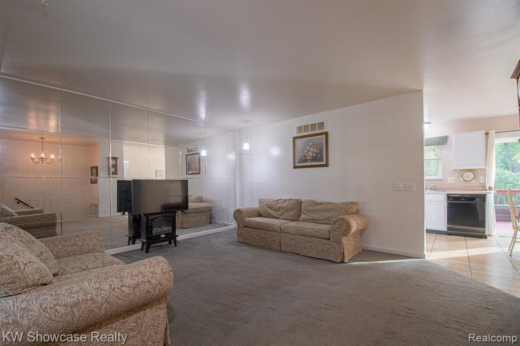 9847 BLOOMHILL Drive, Holly, MI 48442 — Photo 8