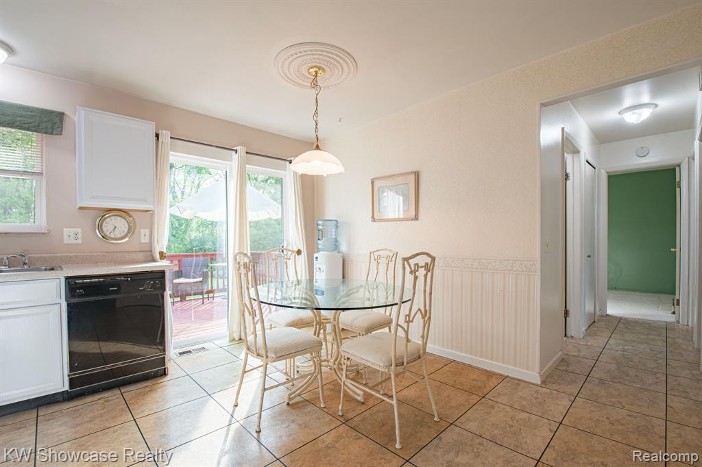9847 BLOOMHILL Drive, Holly, MI 48442 — Photo 9