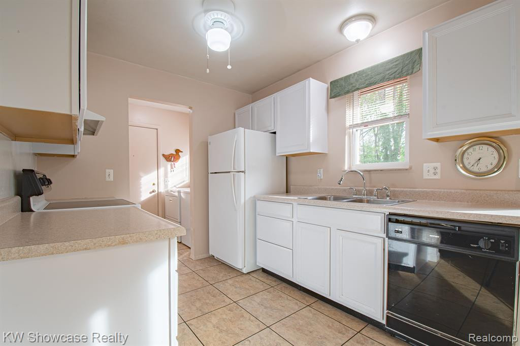 9847 BLOOMHILL Drive, Holly, MI 48442 — Photo 10