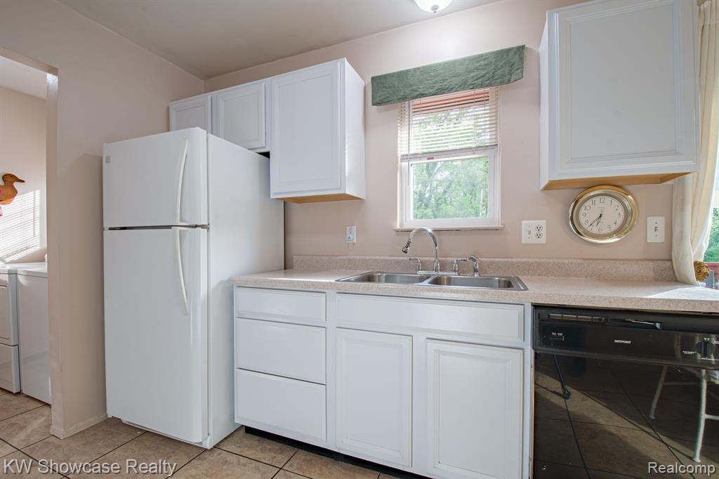 9847 BLOOMHILL Drive, Holly, MI 48442 — Photo 11