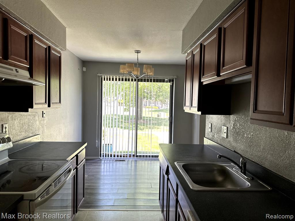 24626 PRIMROSE Lane, Southfield, MI 48033 — Photo 6