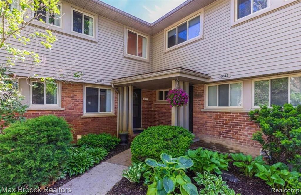 1044 STRATFORD Lane, Bloomfield Hills, MI 48304 — front exterior