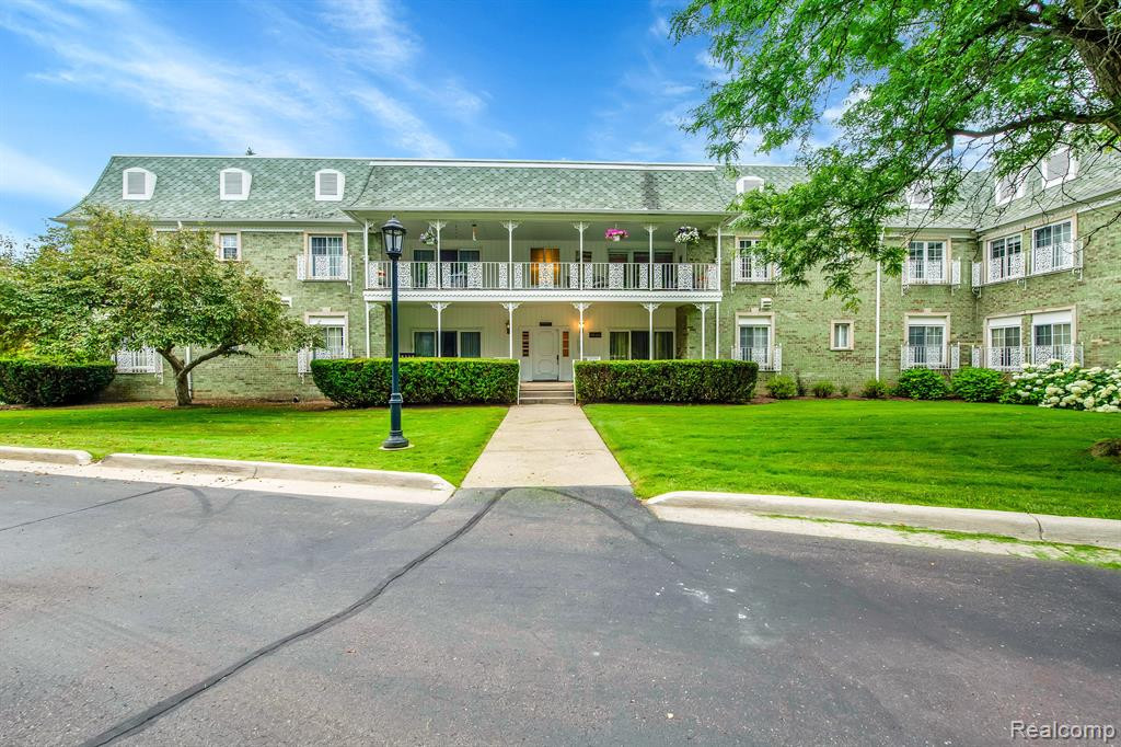 42160 WOODWARD Avenue, 61, Bloomfield Hills, MI 48304 — front exterior