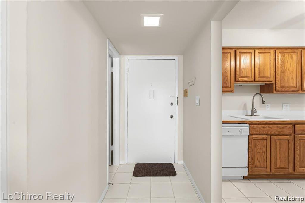 505 E UNIVERSITY Drive, Rochester, MI 48307 — Photo 3