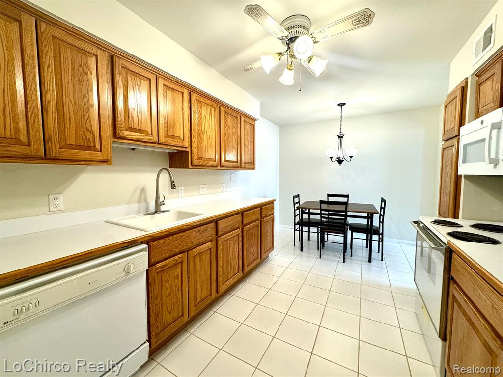 505 E UNIVERSITY Drive, Rochester, MI 48307 — Photo 4