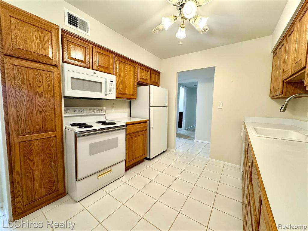 505 E UNIVERSITY Drive, Rochester, MI 48307 — Photo 5
