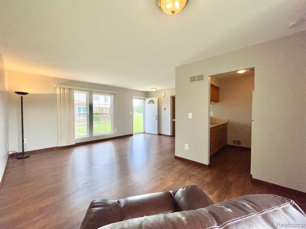 8854 SUNRISE Drive, Sterling Heights, MI 48312 — Photo 5