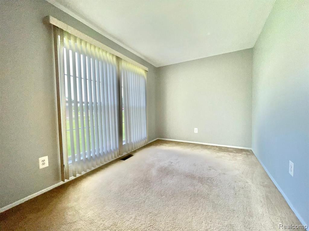 8854 SUNRISE Drive, Sterling Heights, MI 48312 — Photo 9