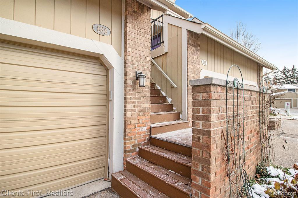 888 YORKTOWN, Northville, MI 48167 — Photo 2