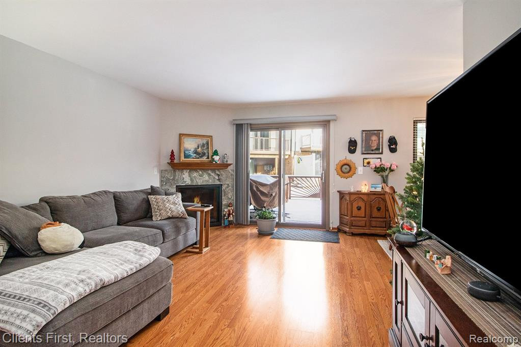 888 YORKTOWN, Northville, MI 48167 — Photo 4