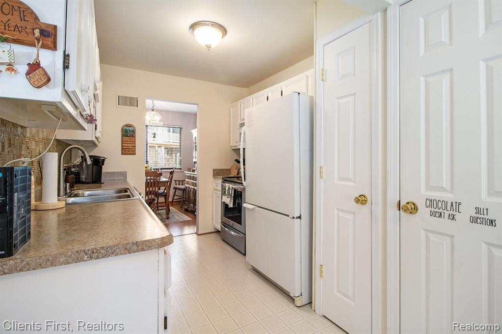 888 YORKTOWN, Northville, MI 48167 — Photo 10