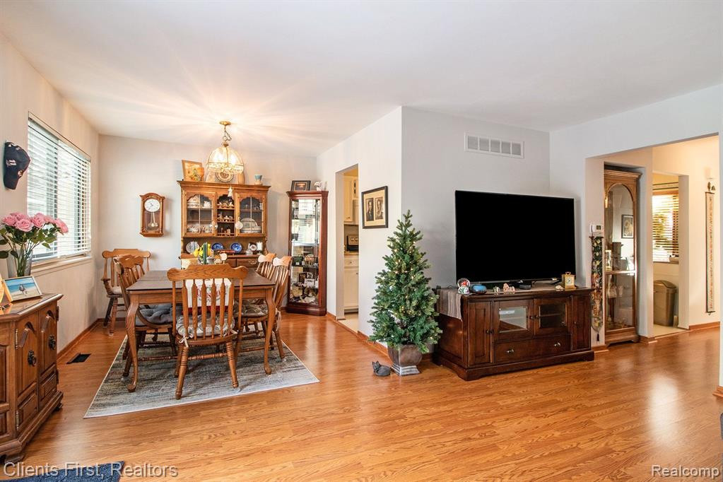 888 YORKTOWN, Northville, MI 48167 — Photo 12