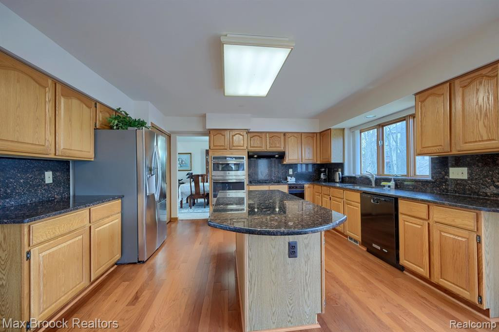 5269 POND BLUFF Drive, West Bloomfield, MI 48323 — Photo 11