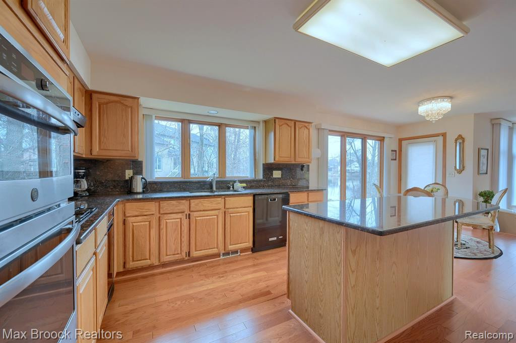 5269 POND BLUFF Drive, West Bloomfield, MI 48323 — Photo 12