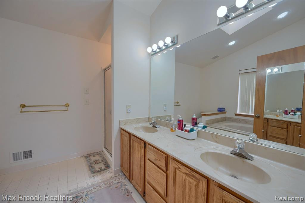 5269 POND BLUFF Drive, West Bloomfield, MI 48323 — Photo 23