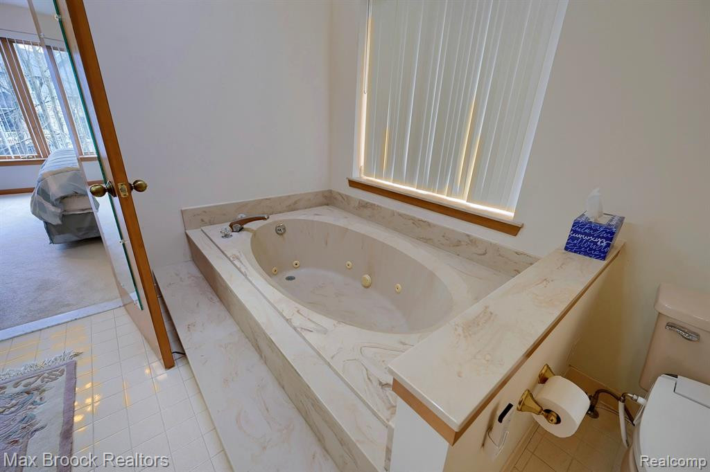 5269 POND BLUFF Drive, West Bloomfield, MI 48323 — Photo 24