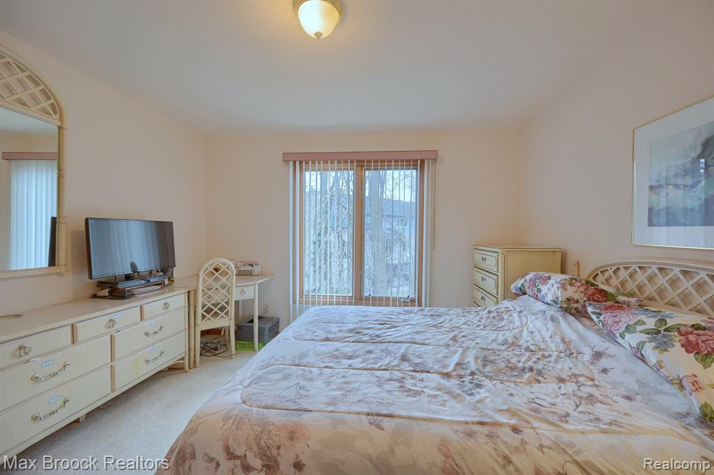 5269 POND BLUFF Drive, West Bloomfield, MI 48323 — Photo 28