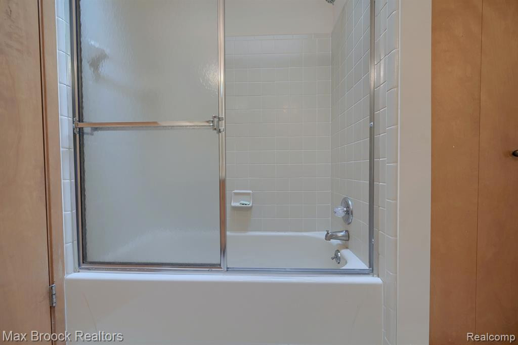5269 POND BLUFF Drive, West Bloomfield, MI 48323 — Photo 30