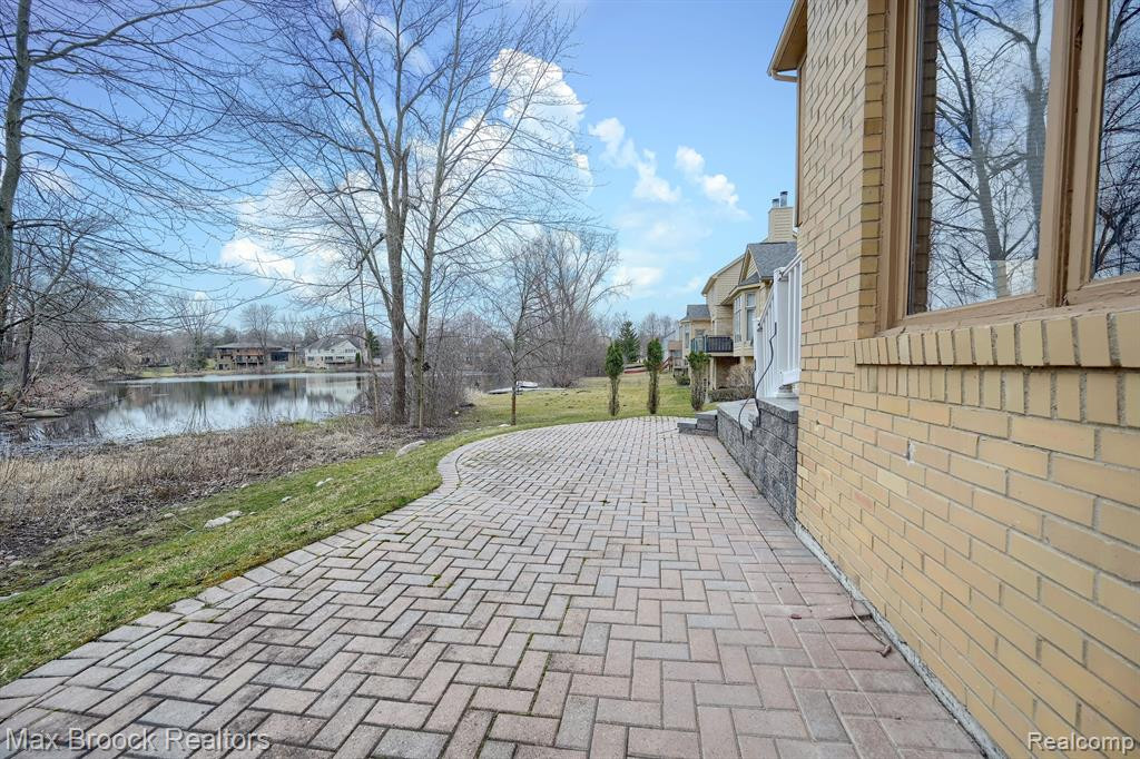 5269 POND BLUFF Drive, West Bloomfield, MI 48323 — Photo 38