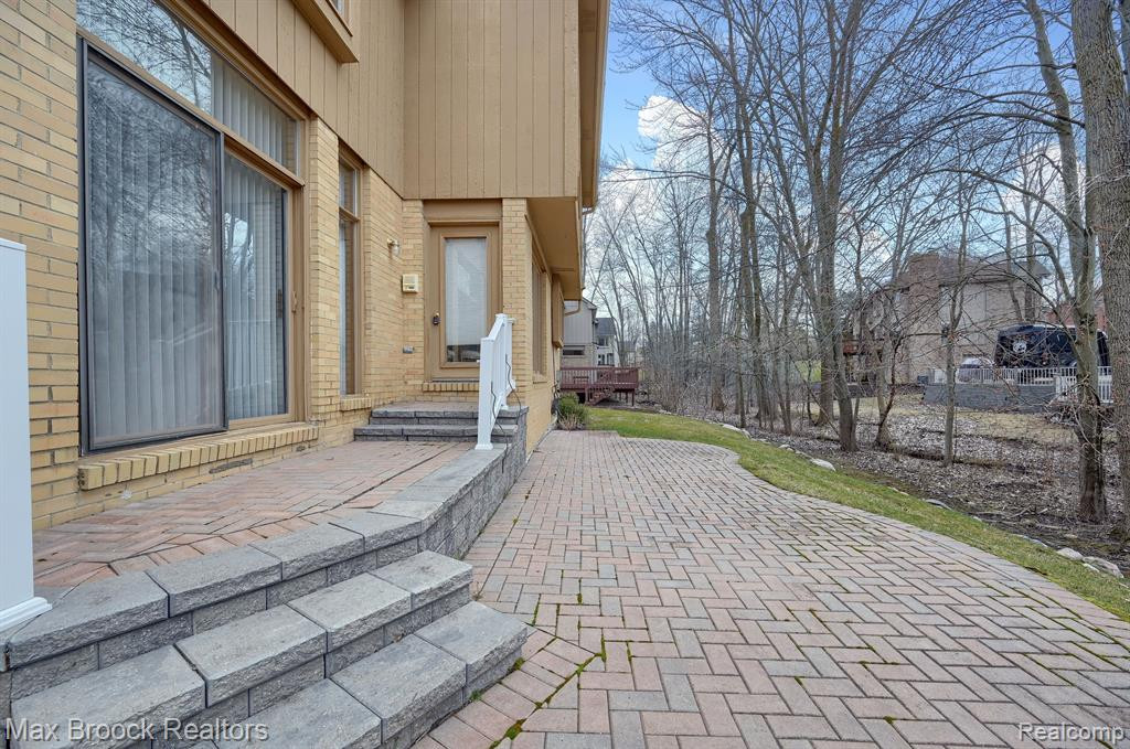 5269 POND BLUFF Drive, West Bloomfield, MI 48323 — Photo 39