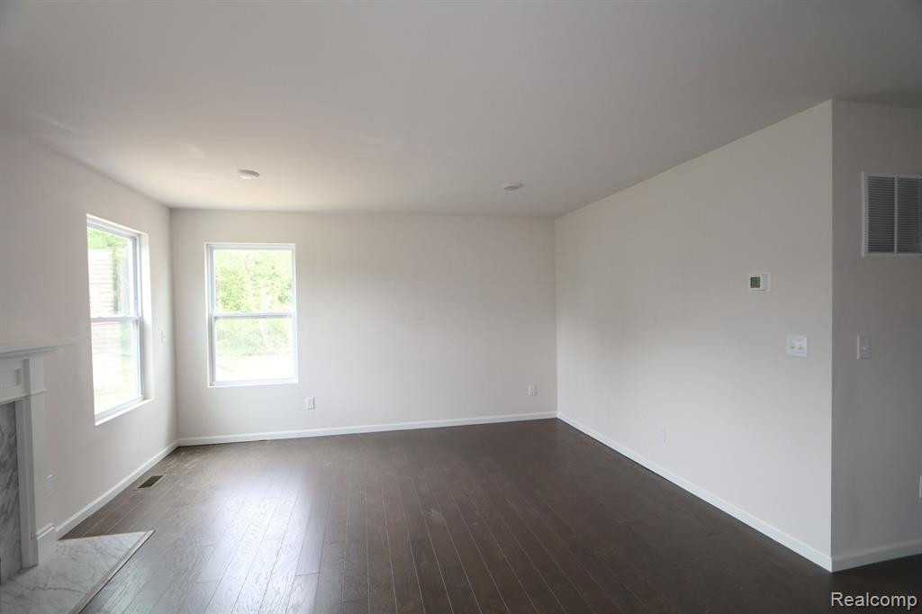 530 LAKE VILLAGE Avenue, Waterford, MI 48328 — Photo 4
