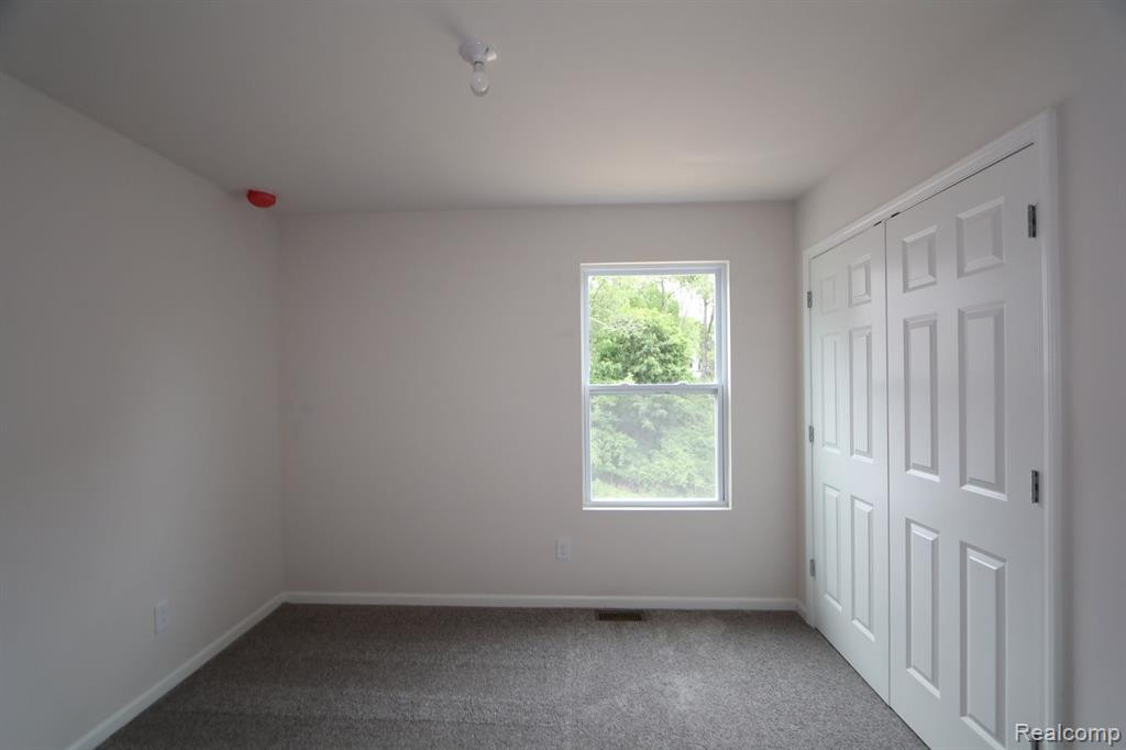 530 LAKE VILLAGE Avenue, Waterford, MI 48328 — Photo 6
