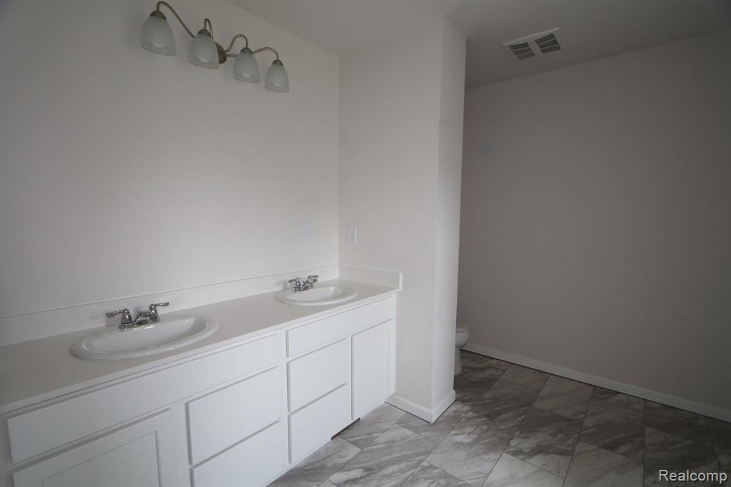 530 LAKE VILLAGE Avenue, Waterford, MI 48328 — Photo 9