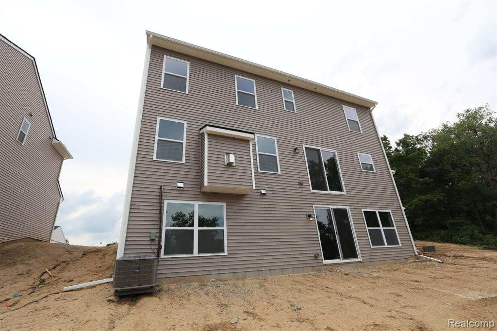 530 LAKE VILLAGE Avenue, Waterford, MI 48328 — Photo 11